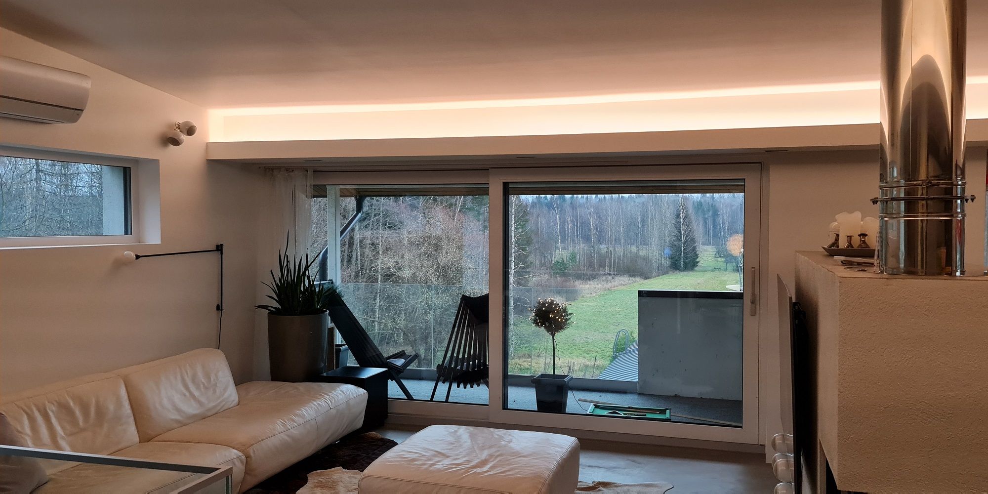 Nastro a led su un soffitto ribassato